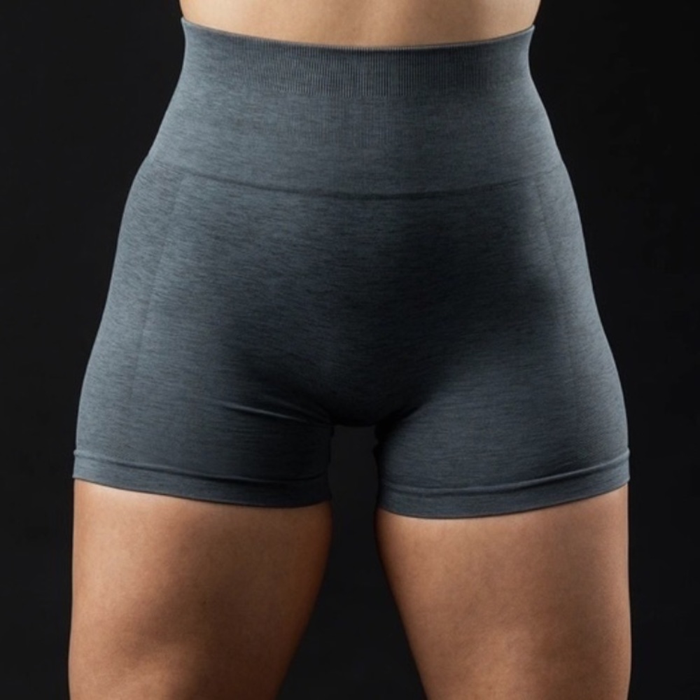 Alphalete amplify 4.5 short color titanium size M